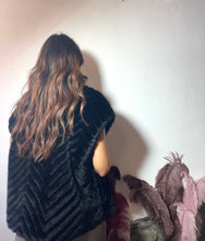 Cargar imagen en el visor de la galería, Pellicciotto nero smanicato 🧸
