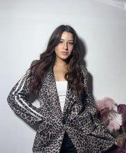 Cargar imagen en el visor de la galería, Giacca con stampa animalier 🐆
