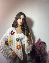 Cargar imagen en el visor de la galería, Cardigan con fiori ricamati🌸
