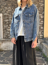 Carica l&#39;immagine nel visualizzatore di Gallery, GIACCHETTO JEANS CON BORCHIE
