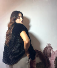 Cargar imagen en el visor de la galería, Pellicciotto nero smanicato 🧸
