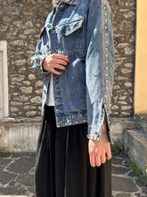 Carica l&#39;immagine nel visualizzatore di Gallery, GIACCHETTO JEANS CON BORCHIE
