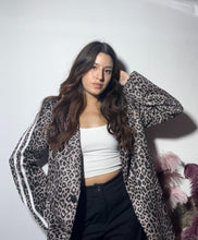 Cargar imagen en el visor de la galería, Giacca con stampa animalier 🐆

