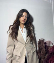 Cargar imagen en el visor de la galería, Blazer beige con camicia 🌾
